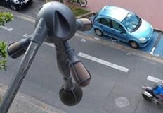 Един мотоциклет надвишаващ допустимите акустични граници посред нощ може да