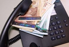 Мъж се е представил по телефона за познат на нейния