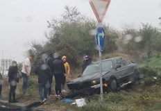 БМВ излезе от пътя и се блъсна в земен скатЛек