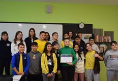 Преподавателите бяха изненадани на работните им местаУченици от 13 училища