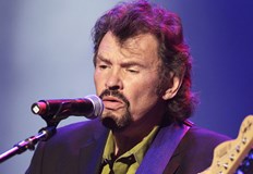 Той бе китарист цигулар и съосновател на кънтри групата Алабама Джеф