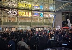 Събралите се протестиращи скандират мафията вън никога повече ГЕРБ и