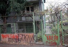 Вратите на имота на Захари Шулев са изписани с нецензурни