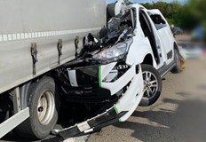 Автомобил се е ударил в задната част на аварирал камион превозващ