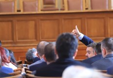 На фона на протестите за доходи стана ясно че политиците