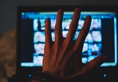 Иззети са атрибути комуникатори с видеоклипове и кореспонденция между извършителя