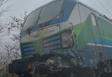 Локомотивът е дерайлирал след удар в паднала на линията скалаВлак