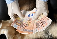 Обвиняемата заплашила с фиктивен арест и поискала крупна сума в