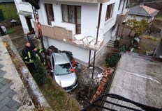 Зад волана е била жена която не е пострадалаЛек автомобил