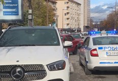 Жената чакала в автомобила сина си от училищеМъжнападнажена в личната