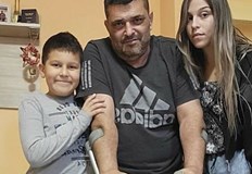 Светлозар Дончев е 48 годишен самотен баща на две децаТой и е