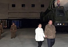 На снимките се вижда как двамата са хванати за ръкаЛидерът