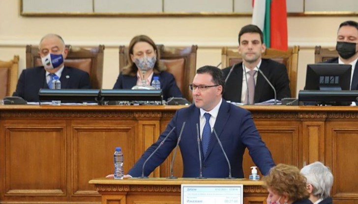Поисканата вчера оставка на вътрешния министър Иван Демерджиев раздели народните представители