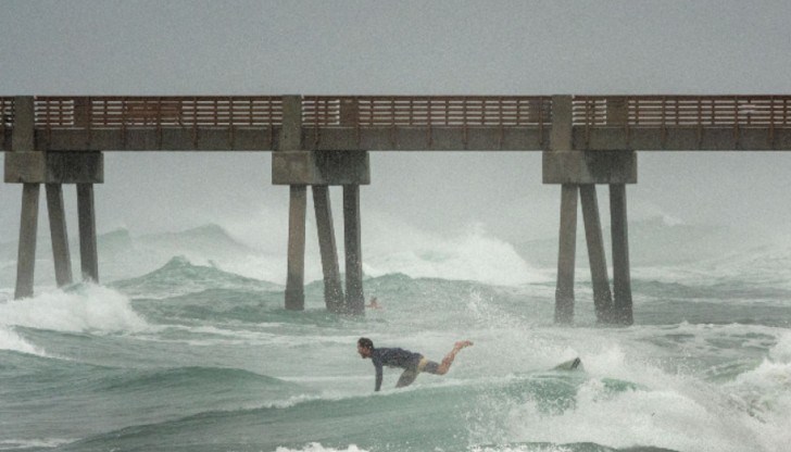 Бурята остави близо 240 хиляди души без електричество Бурята остави близо 240 хиляди души без електричество