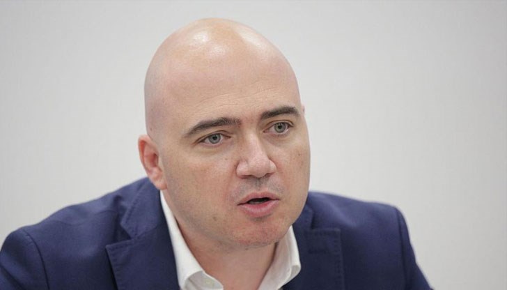 Според Илин Димитров даже имало напрежение сред български работници, които настоявали държавните бази да останат за тяхната почивка Според Илин Димитров даже имало напрежение сред български работници, които настоявали държавните бази да останат за тяхната почивка