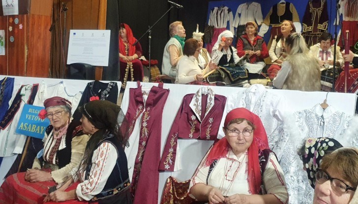 Бяха показани автентични български носии и обичаи от русенския регион, както и турски и татарски одежди и танци