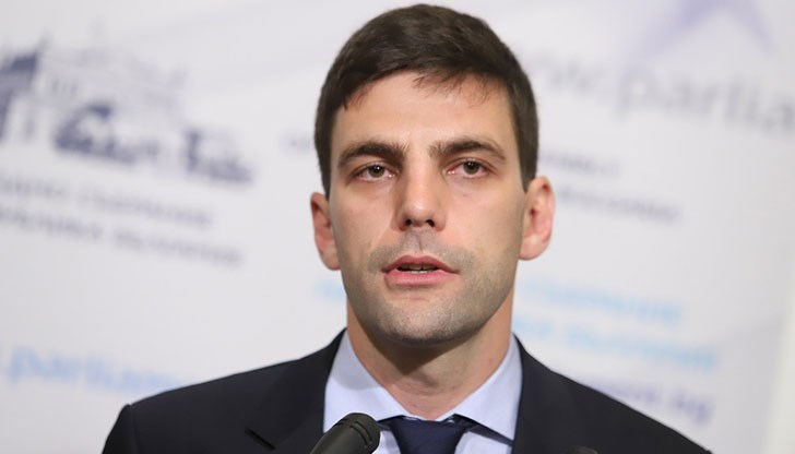 Цялата тази сага с хартиената бюлетина ще се отрази негативно, но се надявам, че накрая разумът ще надделее, заяви депутатът от "Продължаваме промяната" Цялата тази сага с хартиената бюлетина ще се отрази негативно, но се надявам, че накрая разумът ще надделее, заяви депутатът от "Продължаваме промяната"