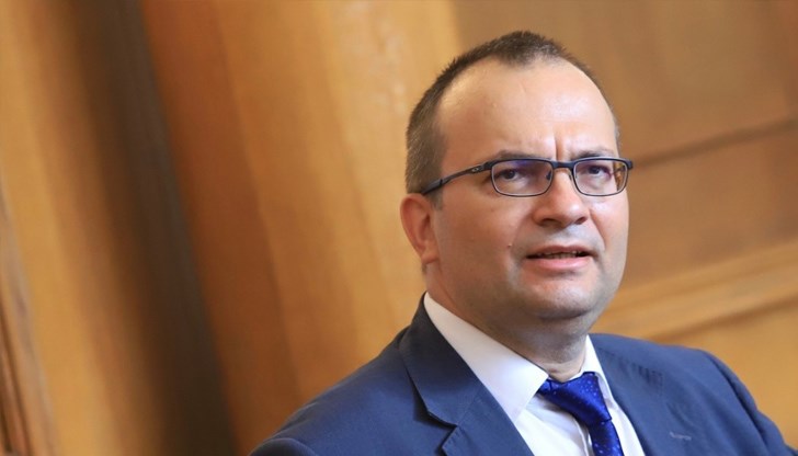 Да, искаме третия мандат, но нека да видим какво става с първите два, коментира още Димитров Да, искаме третия мандат, но нека да видим какво става с първите два, коментира още Димитров