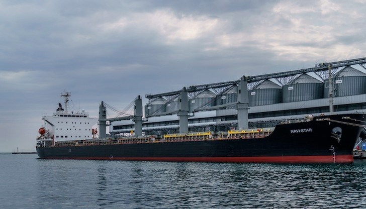 Кораб, натоварен със зърно, чака да отплава от украинското пристанище Одеса