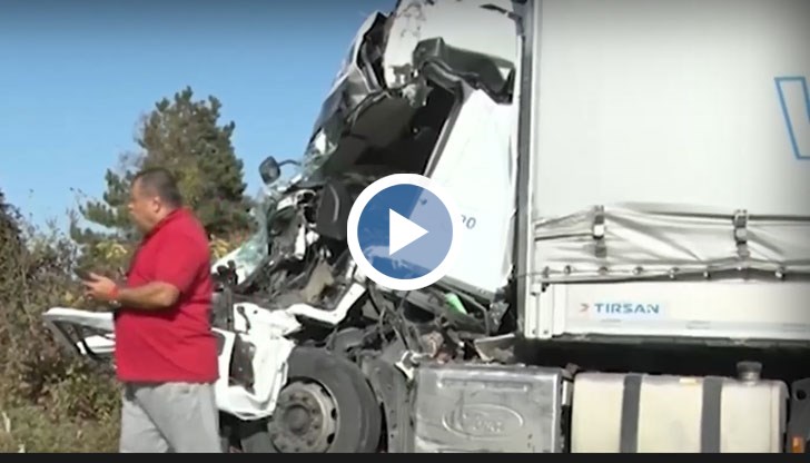 Кабината на единия камион е размазана