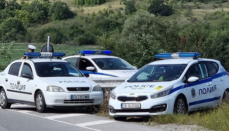 Инцидентът е между лек автомобил и автобус Инцидентът е между лек автомобил и автобус