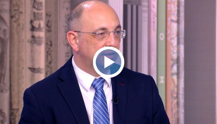 Според Василев замразяването на цените на тока, парното, водата, както и помощта за горивата са неправилни мерки