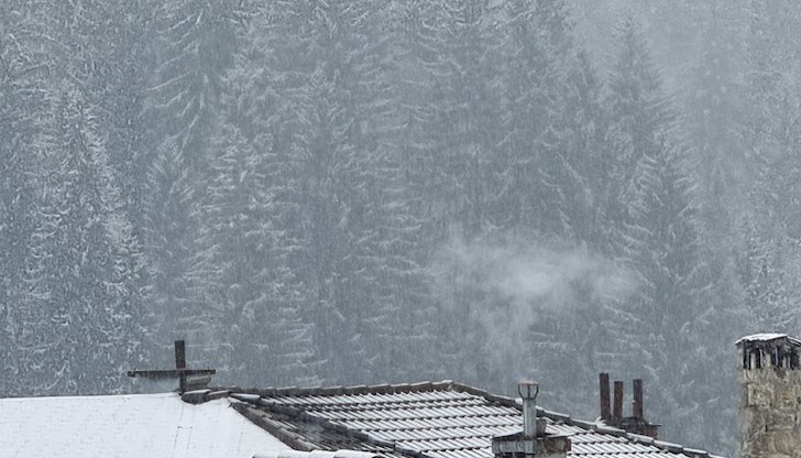 Оръдията за изкуствен сняг в Пампорово работят от тази нощ Оръдията за изкуствен сняг в Пампорово работят от тази нощ