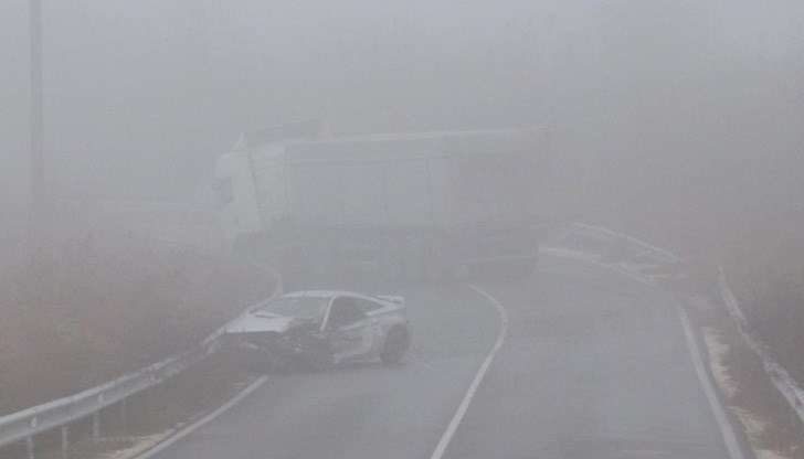 Движението бе спряно поради разтоварване на катастрофирал камион, натоварен с 25 тона пшеница Движението бе спряно поради разтоварване на катастрофирал камион, натоварен с 25 тона пшеница