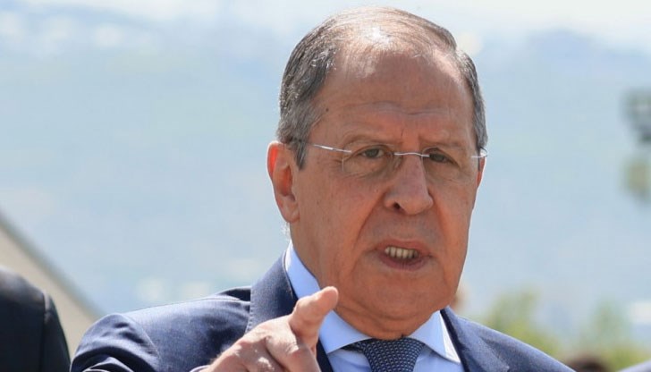 Руският външен министър Сергей Лавров заяви, че пратките са оръжие са легитимна цел за руските военновъздушни сили.