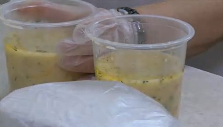 Всяка зима на кризисната трапезария към Българския червен кръст разчитат десетки хора в града