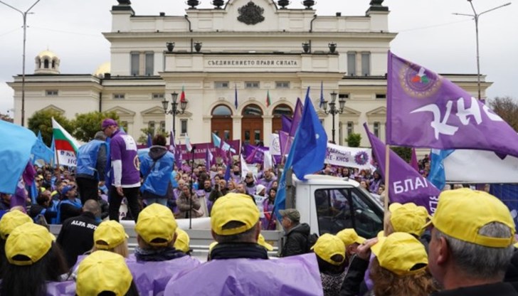 Протестиращите заплашиха, че ако минималната заплата не бъде увеличена на 850 лв от 1 януари, протестите повече няма да са мирни
