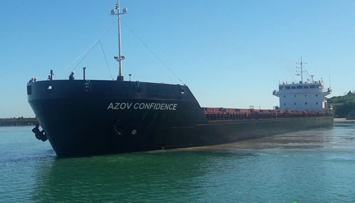 Работното облекло на 43-годишния украинец се запалило и той потърсил спасение във водата