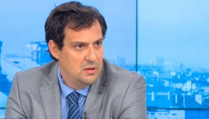 Рафинерията трябва да продължи да работи с руски петрол, допълни Бенчев