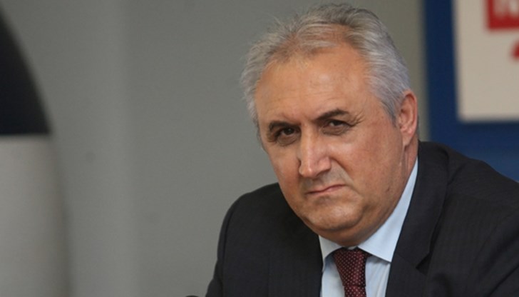 Българските политици с всяка година стават все по-арогантни към избирателите, заяви той