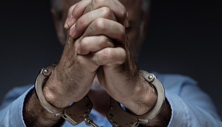 При обиск в дома му е спипан и негов клиент