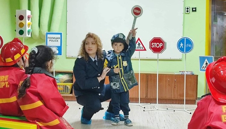 Полицаите припомниха на децата нагледно основните правила за движение по улиците