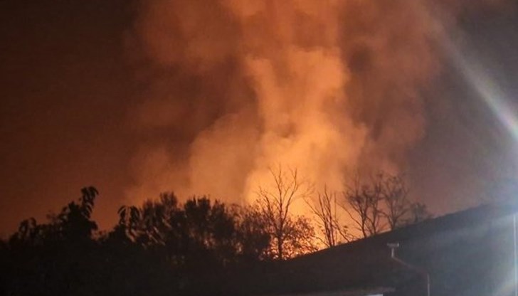 В двора на оръжейния завод "Арсенал" горяли стърнища, сухи треви и храсти В двора на оръжейния завод "Арсенал" горяли стърнища, сухи треви и храсти