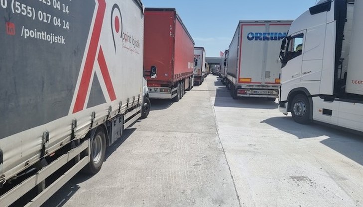 Лентите трябва да облекчат натоварения трафик през граничния пункт и да намалят задръстванията