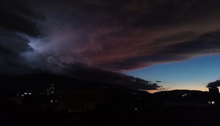 Спирането е минути преди 18:30 часа, а очакваното време за възстановяване на захранването - 20:30 часа тази вечер