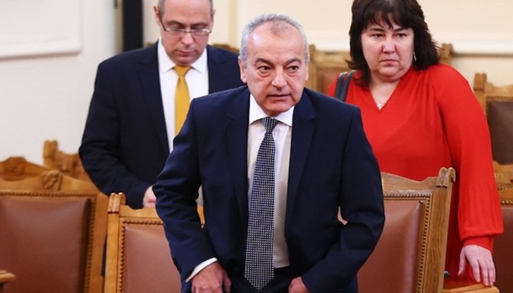 Удобно е да се атакува служебното правителство, докато то прави всичко възможно, за да намали ефектите от кризите, в които завари страната, заяви още Донев