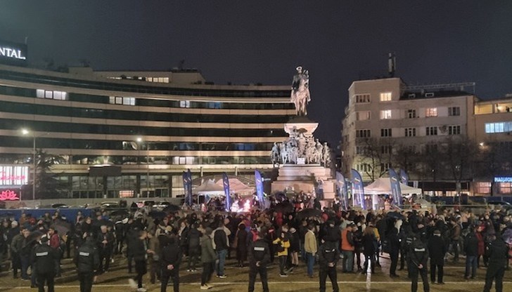 Протестиращите блокираха движението пред Народното събрание