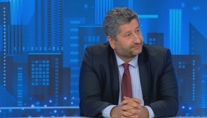 БСП гласуват всички идиотщини на ГЕРБ, които те са внесли между първо и второ четене в нарушение на правилника, заяви Иванов