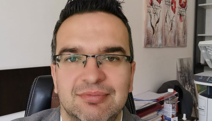 Той не се е отказал от търсенето на момчето и е притеснен, че времето напредва, а детето му все още не е открито Той не се е отказал от търсенето на момчето и е притеснен, че времето напредва, а детето му все още не е открито