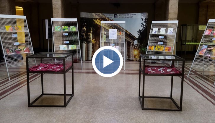 Експозицията, дело на две приятелки – Диана Георгиева и Юлияна Андонова, е посветена на Деня на християнското семейство