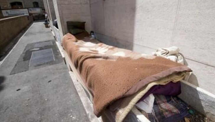 Говорителят на Ватикана Матео Бруни каза, че бездомникът е живял от години по улиците на Рим