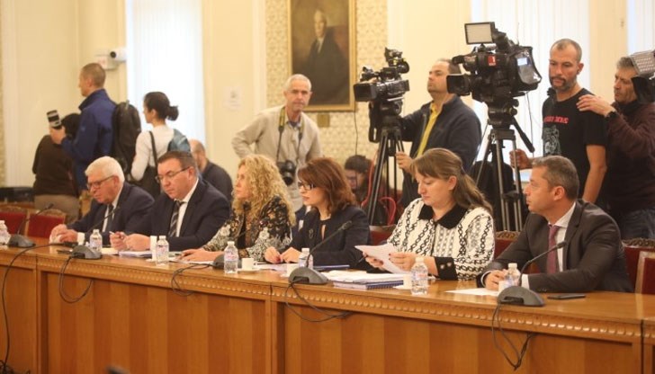 Двете партии търсят допирни точки на среща в парламента Двете партии търсят допирни точки на среща в парламента