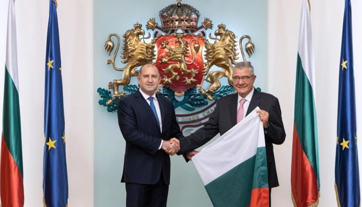 На церемония в Гербовата зала Румен Радев връчи националния флаг на изследователите от 31-ата Българска антарктическа експедиция