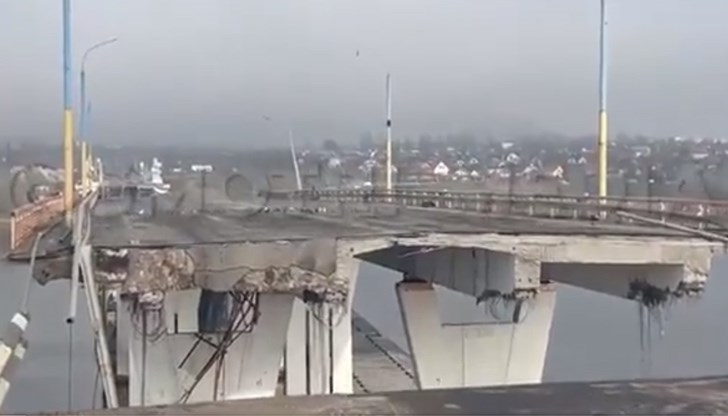 Най-близкият друг автомобилен мост през река Днепър се намира на повече от 70 километра от Херсон