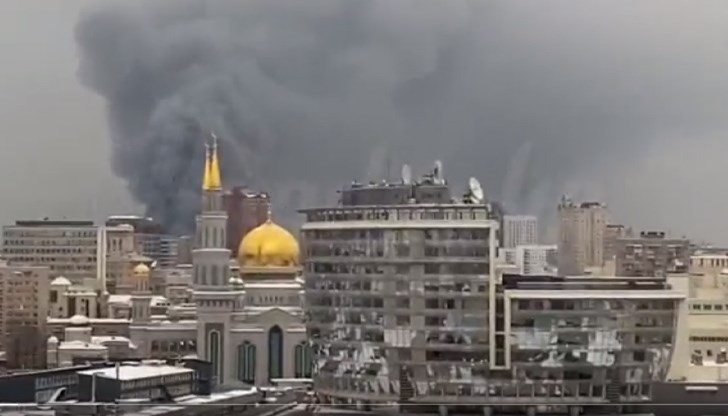 Огънят гори на площ от 2000 квадратни метра Огънят гори на площ от 2000 квадратни метра