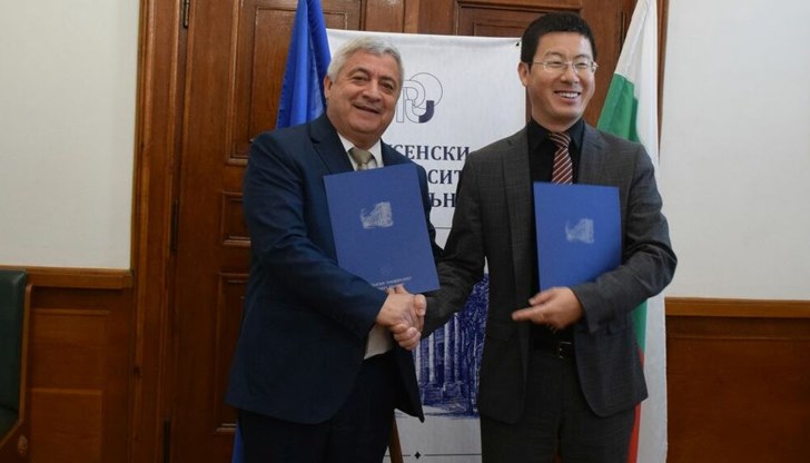 Акцент по време на срещата бе стипендиантска програма на компанията